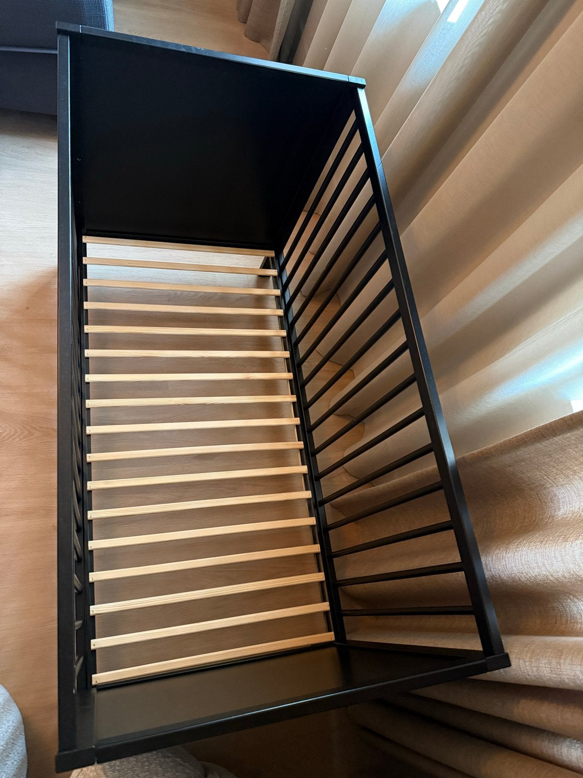 Zwart Ledikant met Lattenbodem - 60x120 cm, Ophalen, Gebruikt, Lattenbodem, Minder dan 140 cm