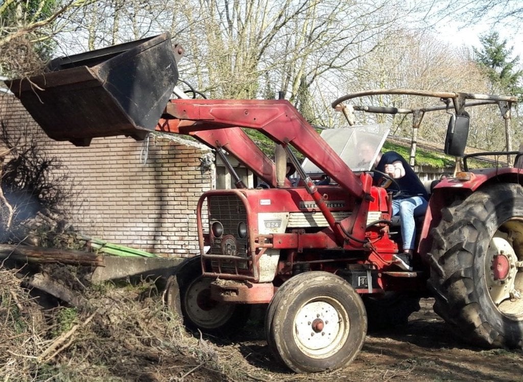 International 824 Tractor inclusief grondbak en palletlepels, Ophalen, Grondbewerking