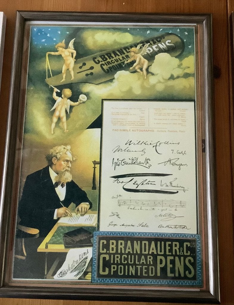 Charles Dickens, framed poster Brandauer pens, Verzamelen, Rechthoekig Staand, Met lijst, A4 of kleiner, Ophalen of Verzenden