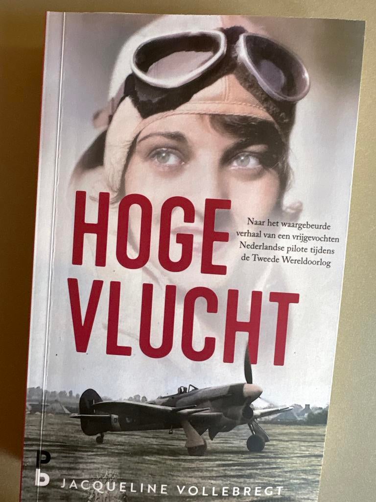 Hoge Vlucht: Waargebeurd verhaal Nederlandse pilote WOII, Ophalen of Verzenden, Tweede Wereldoorlog, Zo goed als nieuw, Luchtmacht
