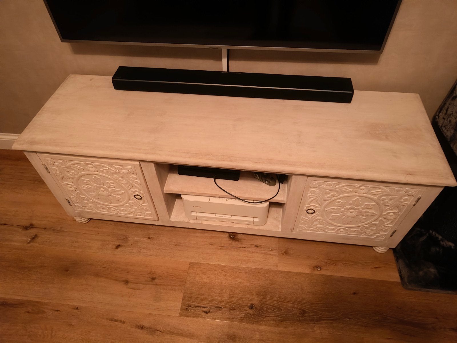 TV-meubel met houtsnijwerk, wit/beige