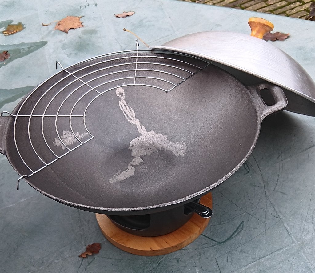 NIEUW Gietijzer wok Chinese fondue incl houder brander (G202, Huis en Inrichting, Gietijzer, Nieuw, Ophalen of Verzenden, Geschikt voor inductie