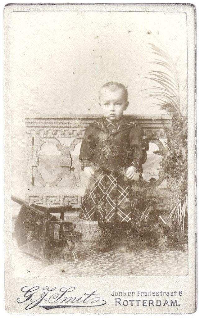 CDV - Kind Jongen Rok Kruiwagen - Foto Smit Rotterdam, Gebruikt, Foto, Ophalen of Verzenden, Voor 1940