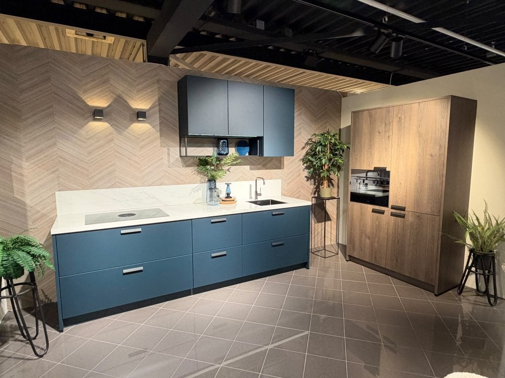 Moderne keuken met blauwe fronten en houten kasten, Ophalen, Blauw, Enkelwandige keuken, Zo goed als nieuw