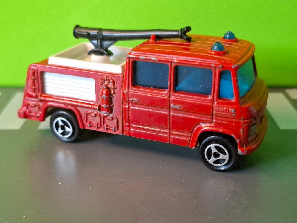 Majorette 258 - Mercedes 508D T2 Aeroport Pompier [rd] 1/70, Ophalen of Verzenden, Gebruikt, Auto
