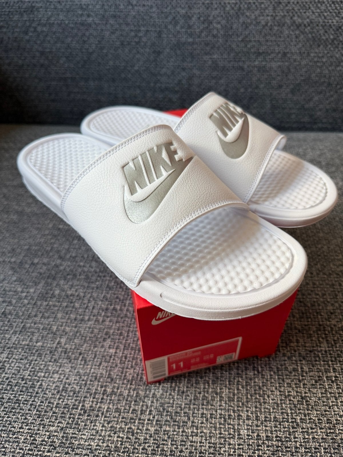Nike Benassi JDI Slippers Maat 45 - Nieuw in Doos, Slippers, Wit, Nieuw, Ophalen of Verzenden