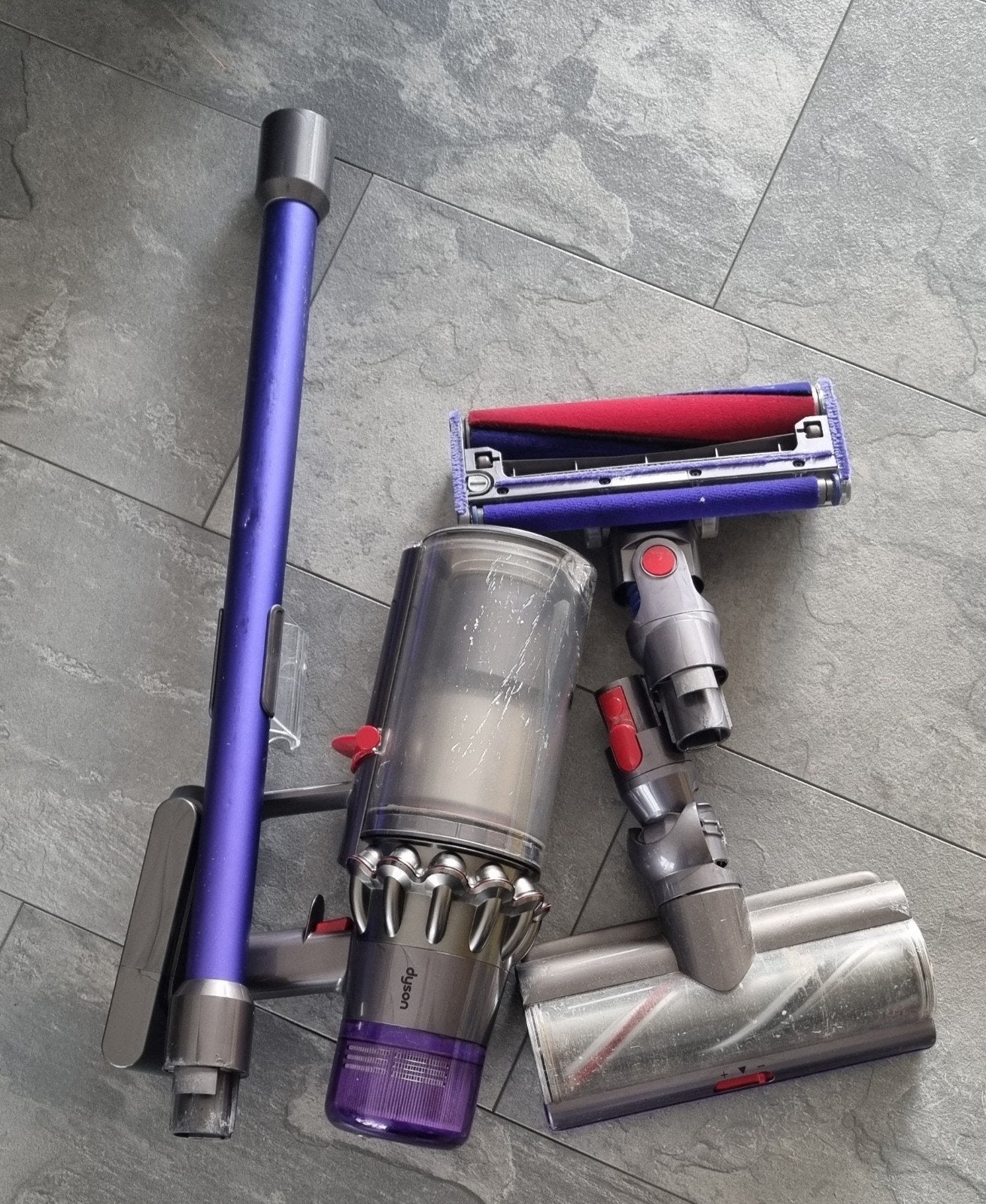 Dyson V11 Steelstofzuiger met accessoires en wandhouder, Gebruikt, Draadloos, Ophalen of Verzenden, Dyson