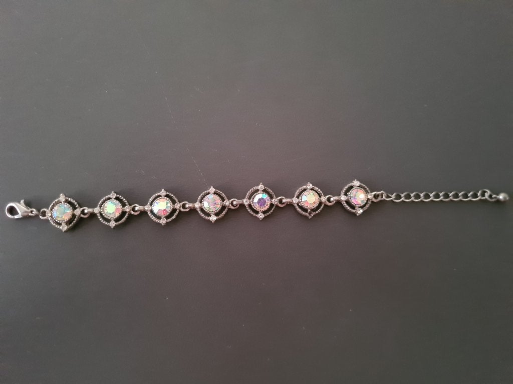 Zilverkleurige armband met iriserende strass steentjes, Overige materialen, Gebruikt, Ophalen of Verzenden, Zilver