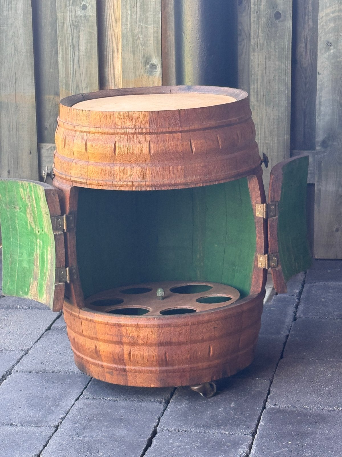 Decoratief wijnvat met opbergruimte en houtsnijwerk, Ophalen