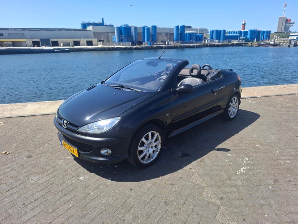 Peugeot 206cc 1.6 AUT 2003, Zwart, 4 cilinders, Cabriolet, 4 stoelen
