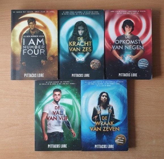 Pittacus Lore - De Loriënkronieken 1 t/m 5, Boeken, Verzenden, Gelezen, Pittacus Lore