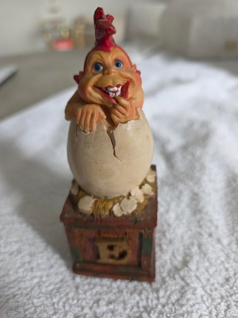 Laaf beeldje in ei op kistje, Ophalen of Verzenden, Zo goed als nieuw