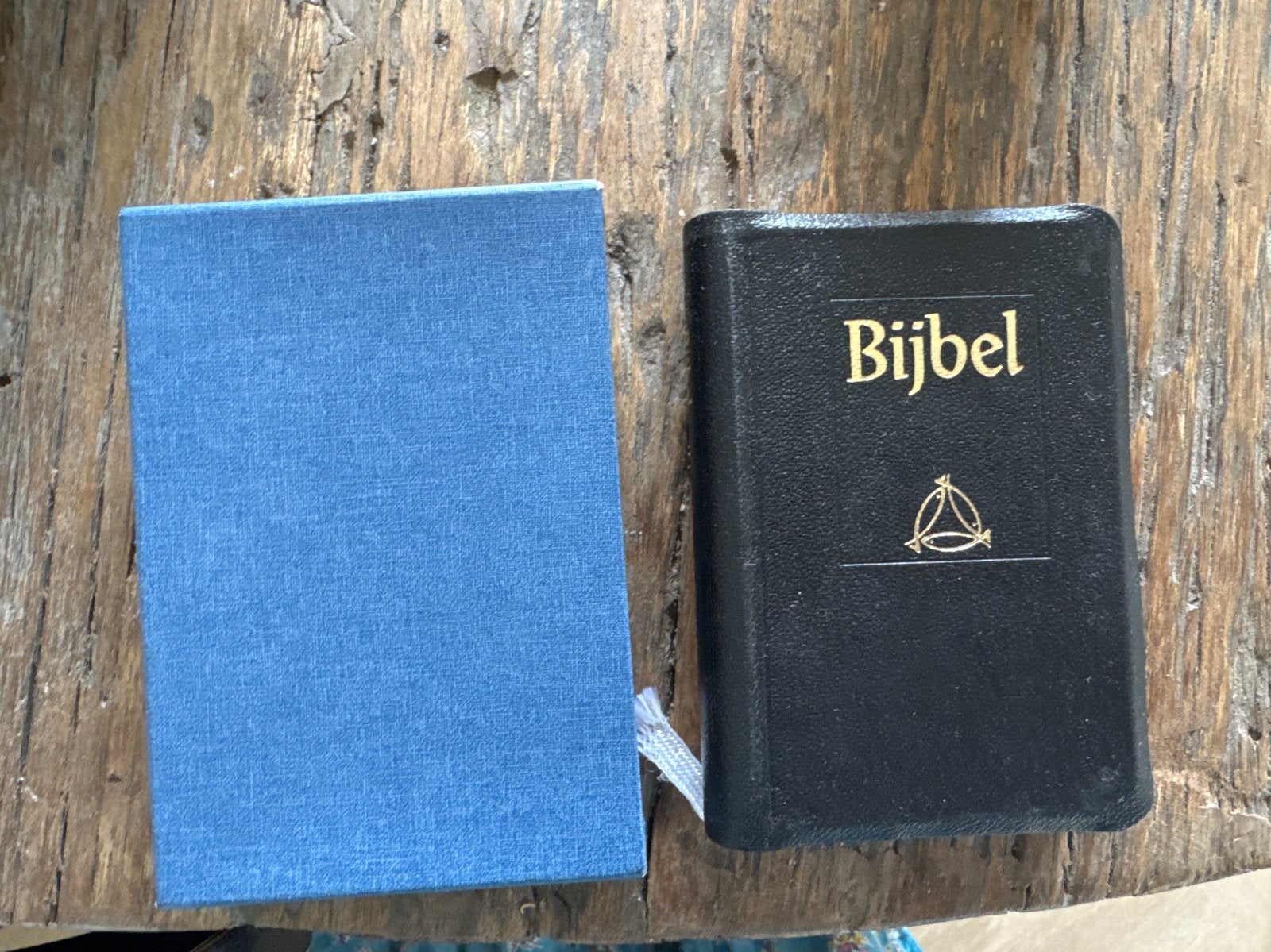 Micro Bijbel in zwart leer met blauwe doos, Ophalen of Verzenden, Nieuw