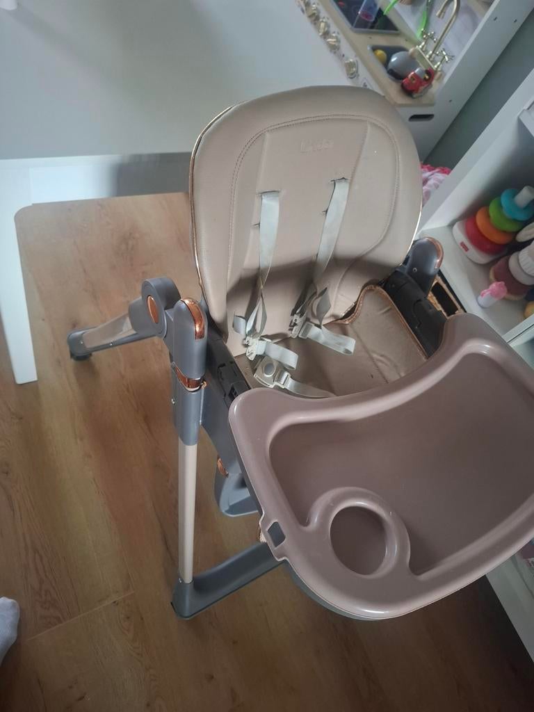Kinderstoel - Beige/Goud - Met eetblad en gordel, Kinderen en Baby's, Kinderstoelen, Ophalen, Gebruikt, Overige typen, Gordel(s)