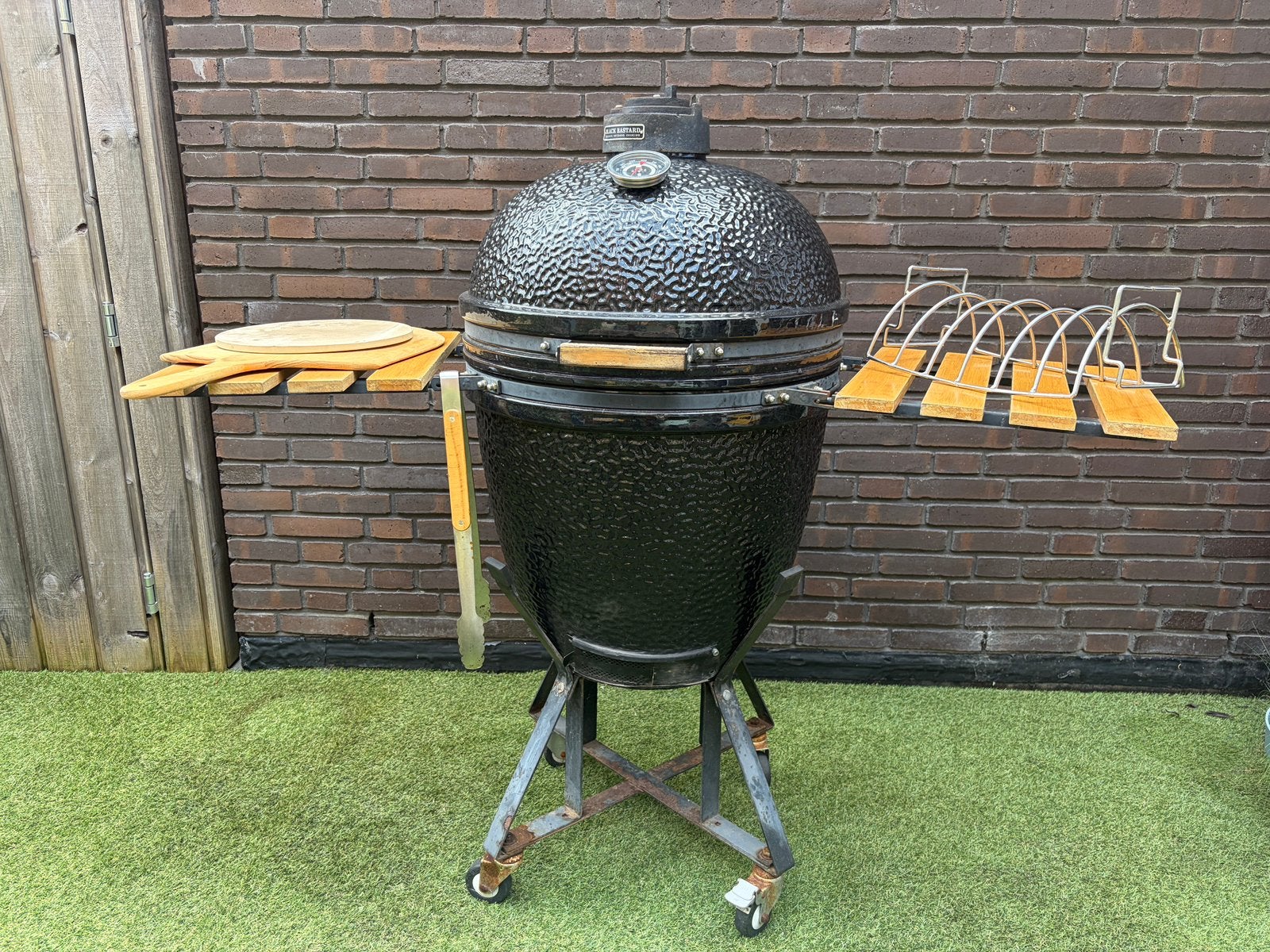The Bastard Kamado barbecue + onderstel en veel accessoires, Ophalen, Zo goed als nieuw