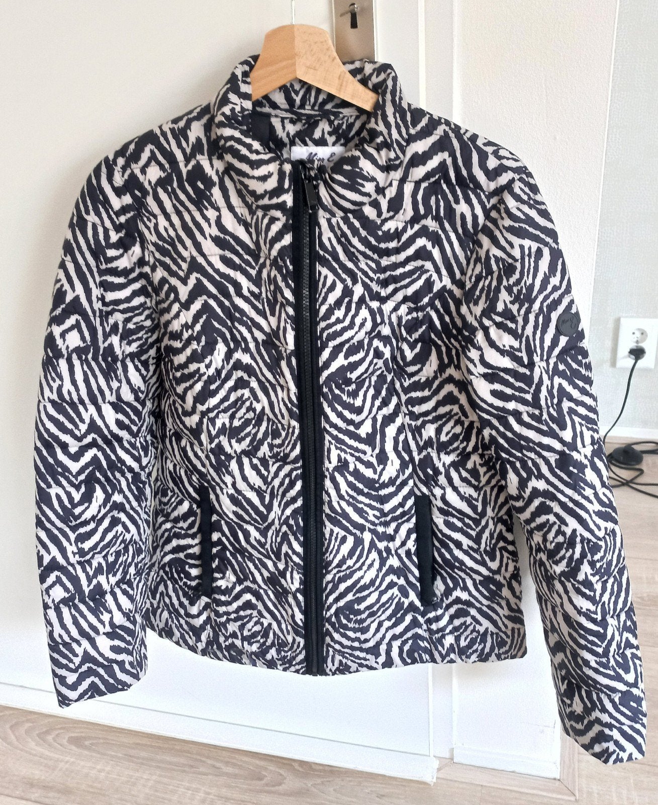 Een mooie tussenjas van Miss Etam in blauw met witte print., Ophalen, Nieuw, Maat 38/40 (M), Blauw
