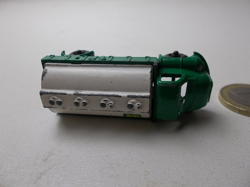 1963 Budgie Model 50/55. BP TANKER., Hobby en Vrije tijd, Ophalen of Verzenden, Zo goed als nieuw, Bus of Vrachtwagen, Overige merken