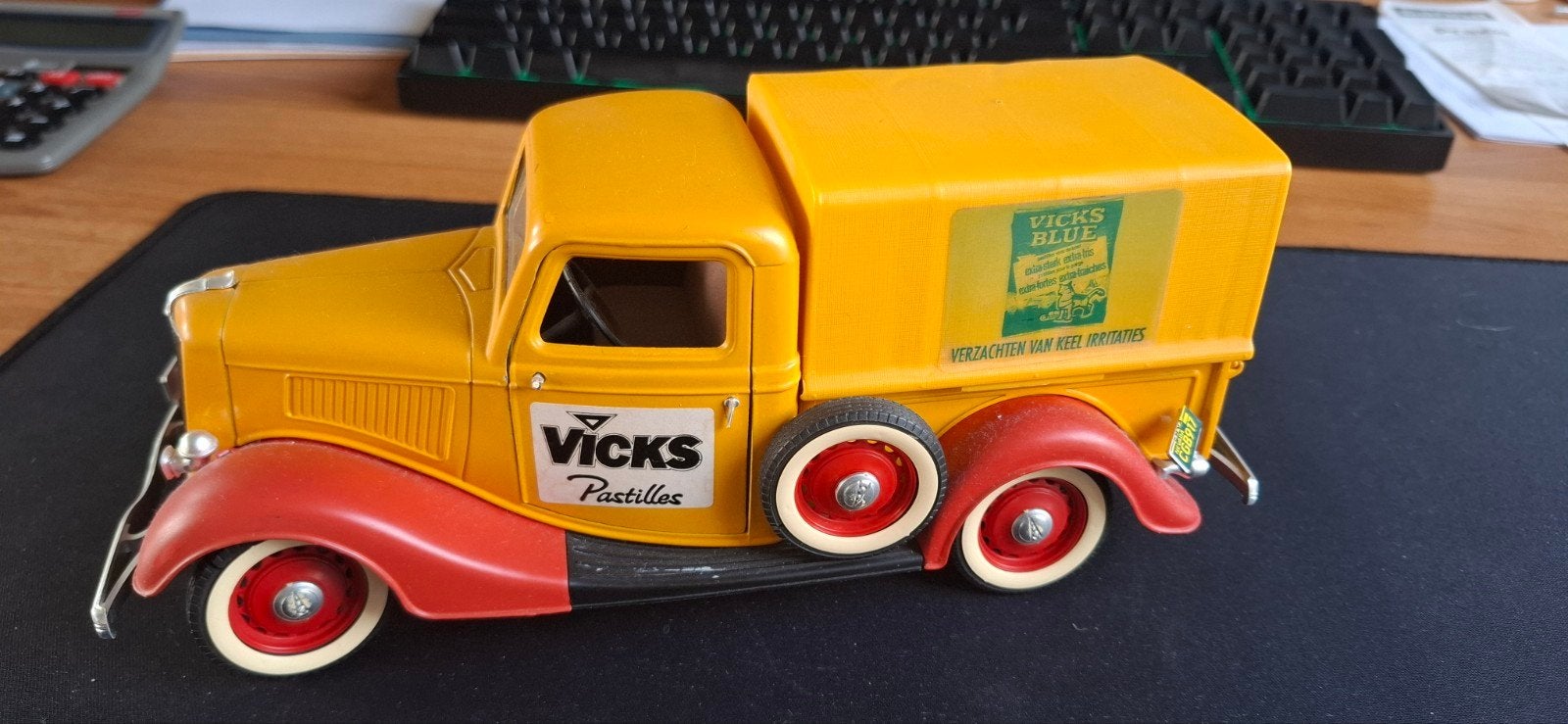 Ford V8 Schaalmodel - Vicks Pastilles (1:43)., Ophalen of Verzenden, Gebruikt, Auto, Solido