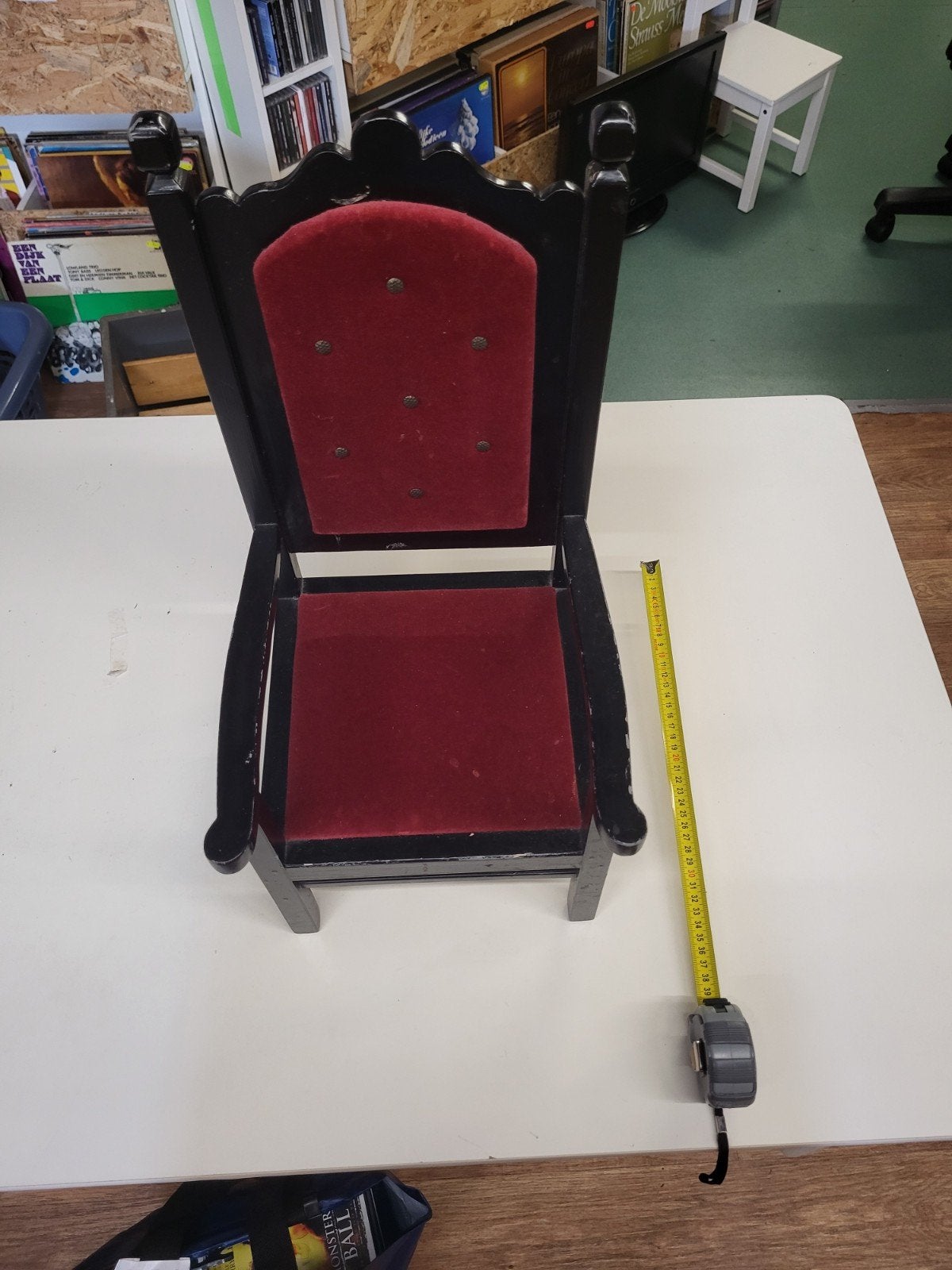 Antieke houten poppenstoel bekleed met roodfluweel, Verzamelen, Poppenhuizen en Toebehoren, Poppenhuis, Gebruikt, Kringloop Laares