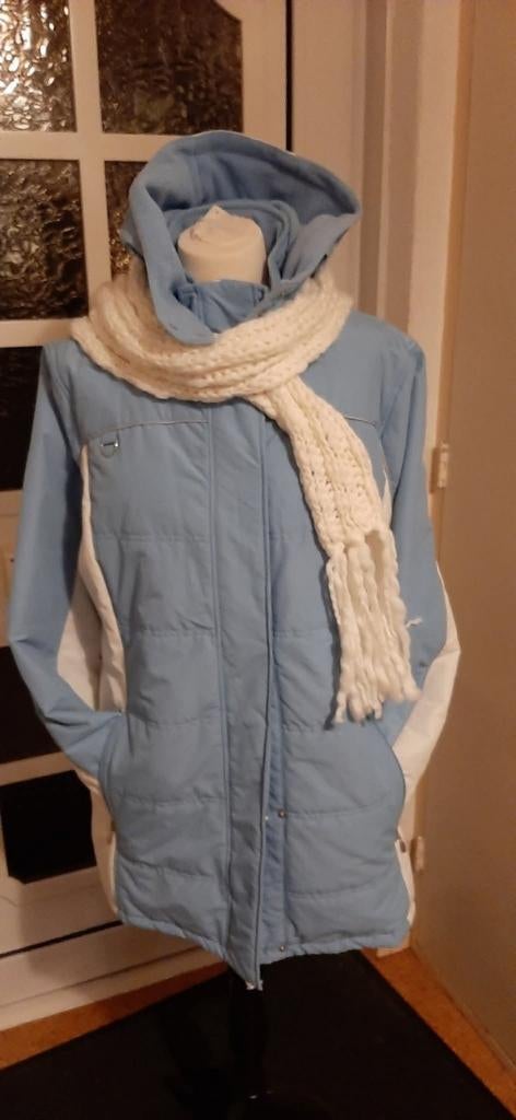 Lichtblauwe winterjas met witte accenten, Kleding | Dames, Jassen | Winter, Blauw, Onbekend, Gedragen, Ophalen