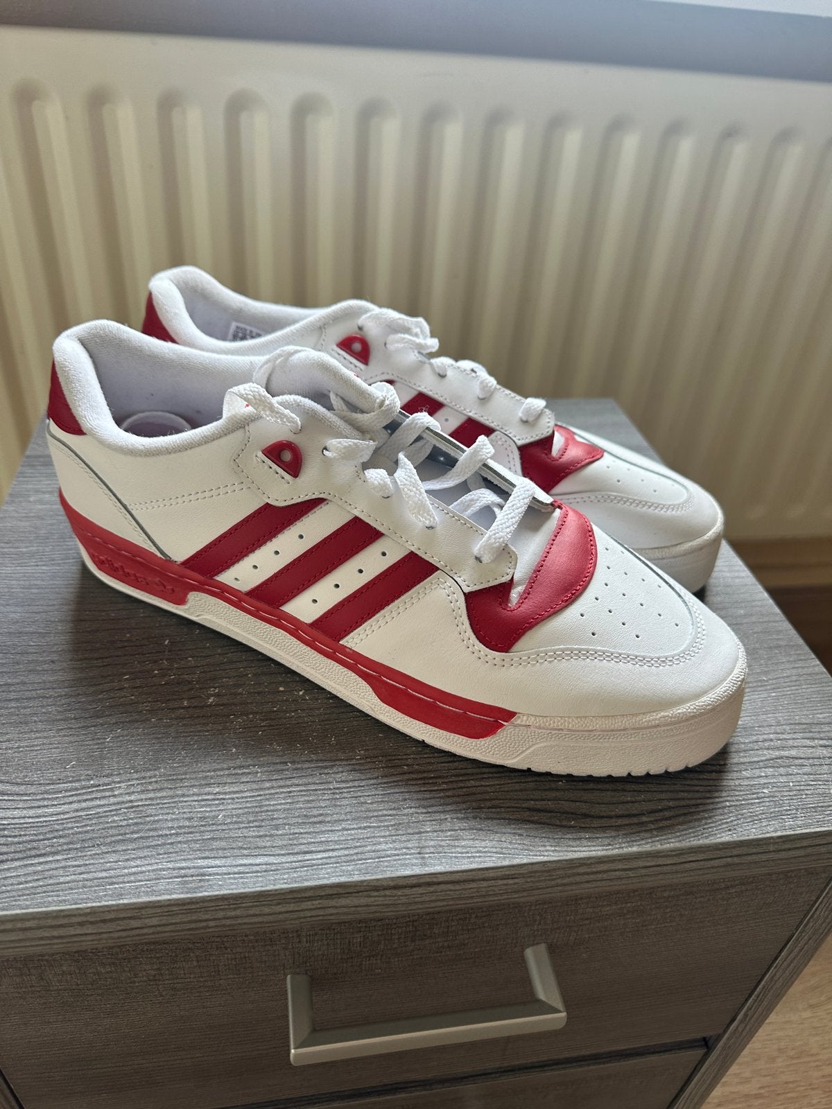 Adidas Rivalry Low sneakers wit/rood, Kleding | Heren, Wit, Nieuw, Ophalen of Verzenden, Sneakers of Gympen