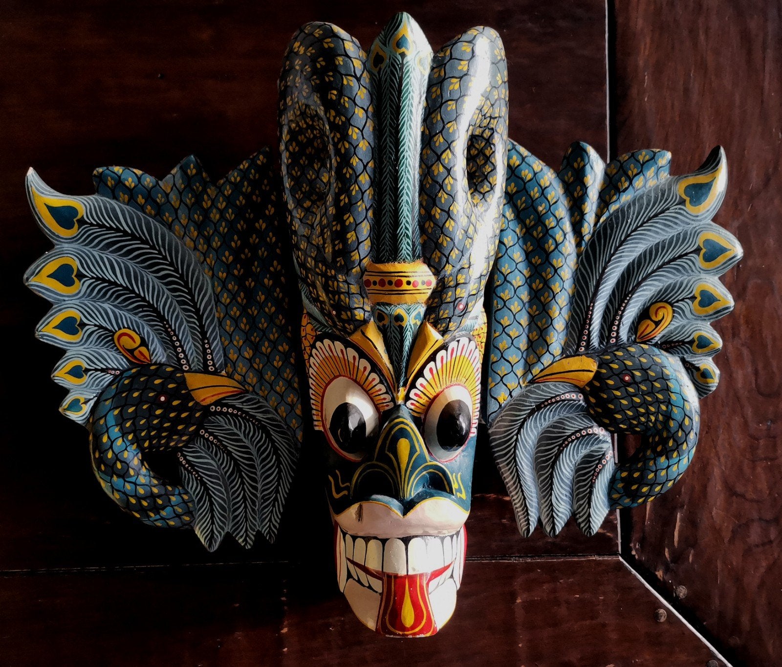 Houten Mayura Raksha masker Sri Lanka, Ophalen