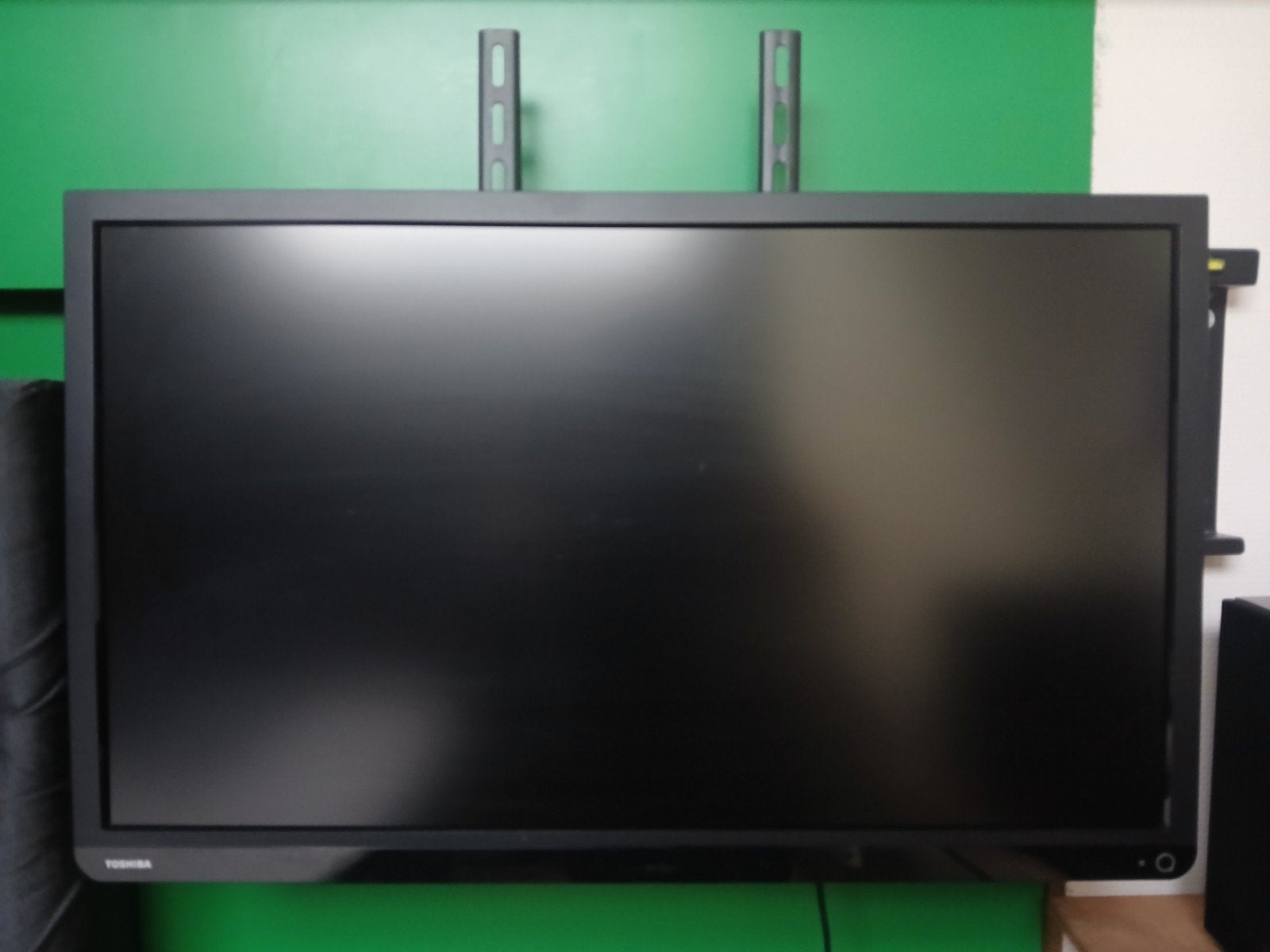 Toshiba TV met muurbeugel - perfect voor kleine ruimtes, Audio, Tv en Foto, Televisie-accessoires, Ophalen, Gebruikt