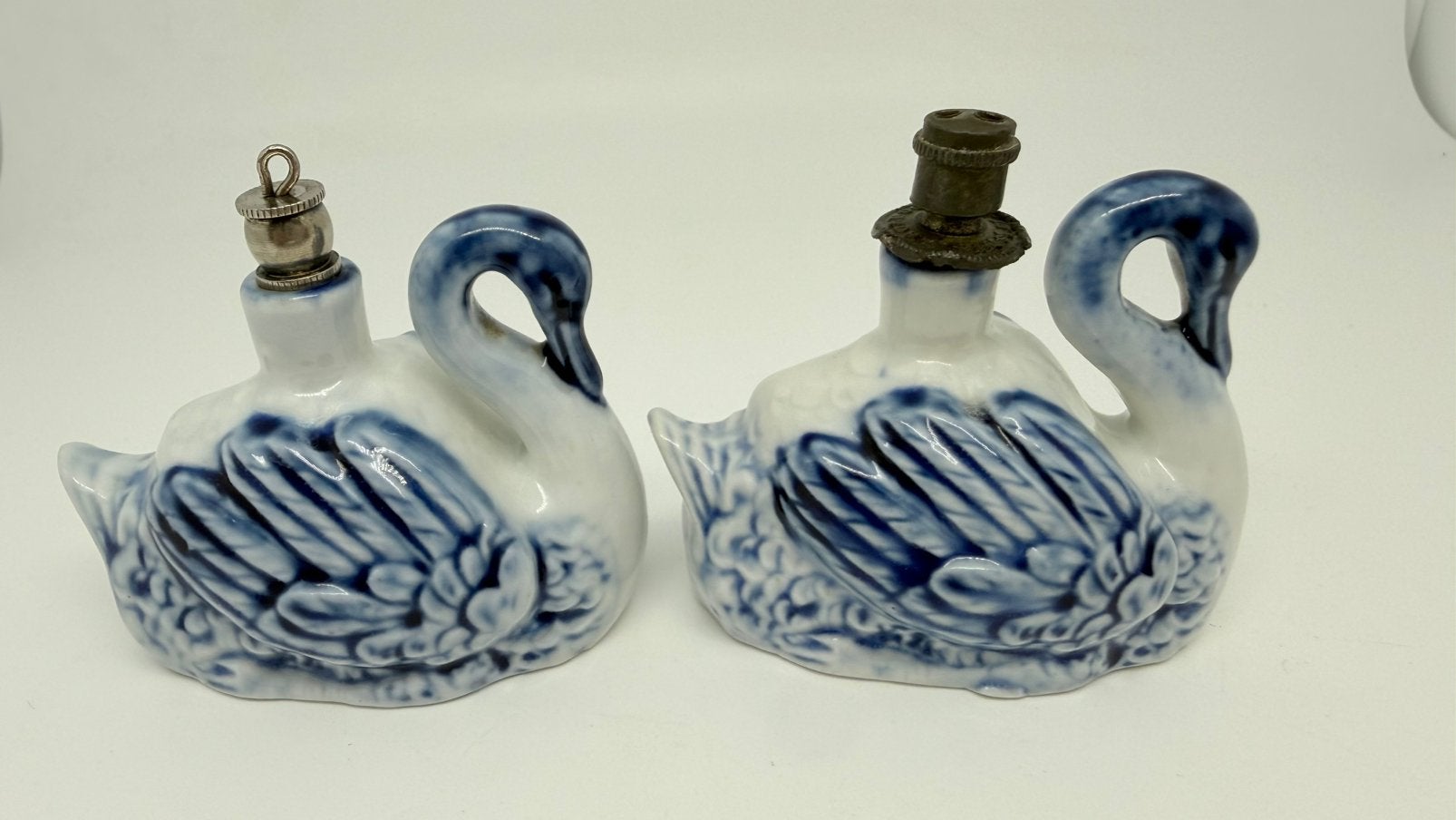 2 antiek porseleinen parfumflesjes. Motief: zwaan, Verzamelen, Verzenden, Gebruikt, Parfumfles