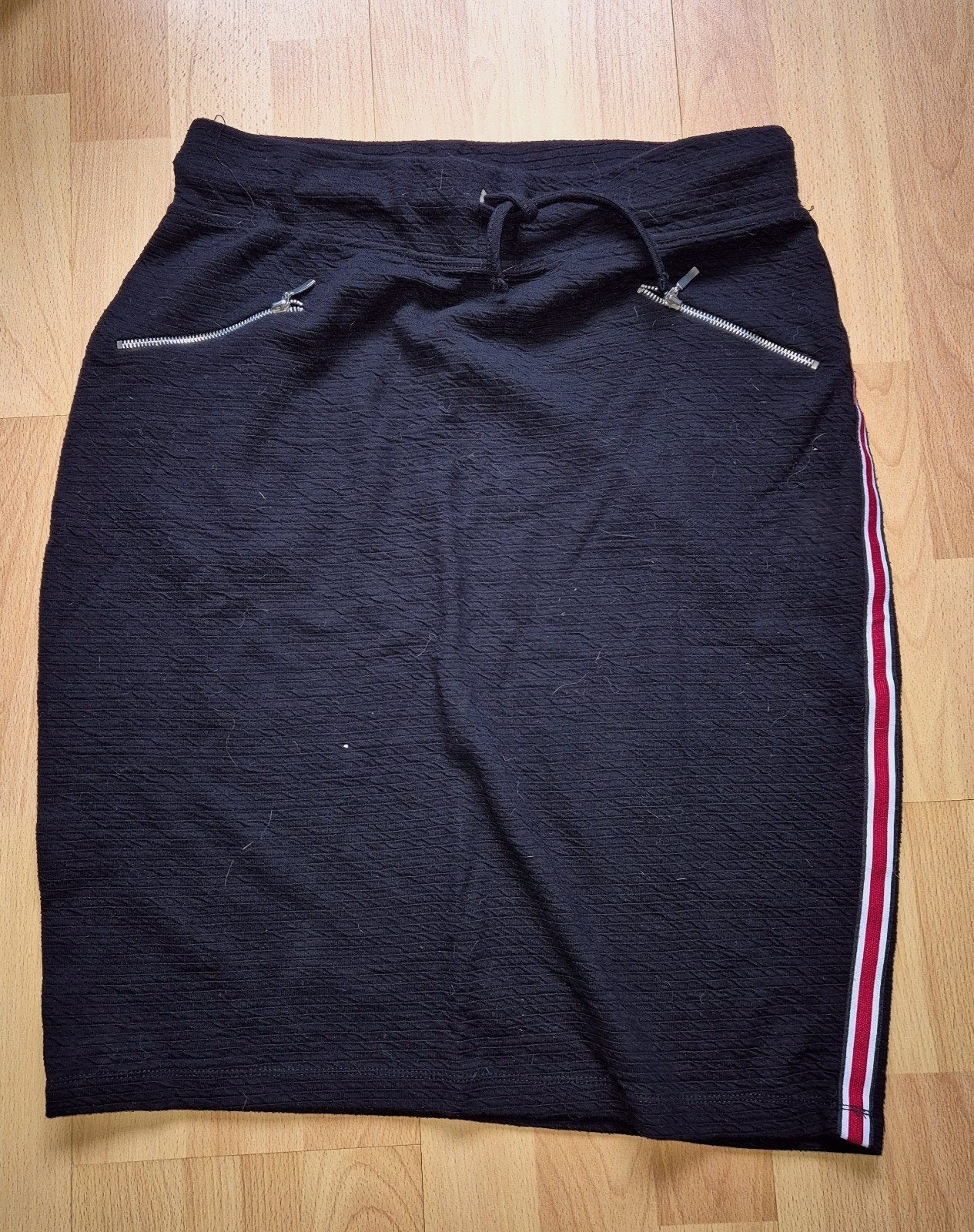 Mooie korte zwarte rok van het merk Enjoy. Maat L, Kleding | Dames, Rokken, Zwart, Maat 42/44 (L), Enjoy, Ophalen of Verzenden