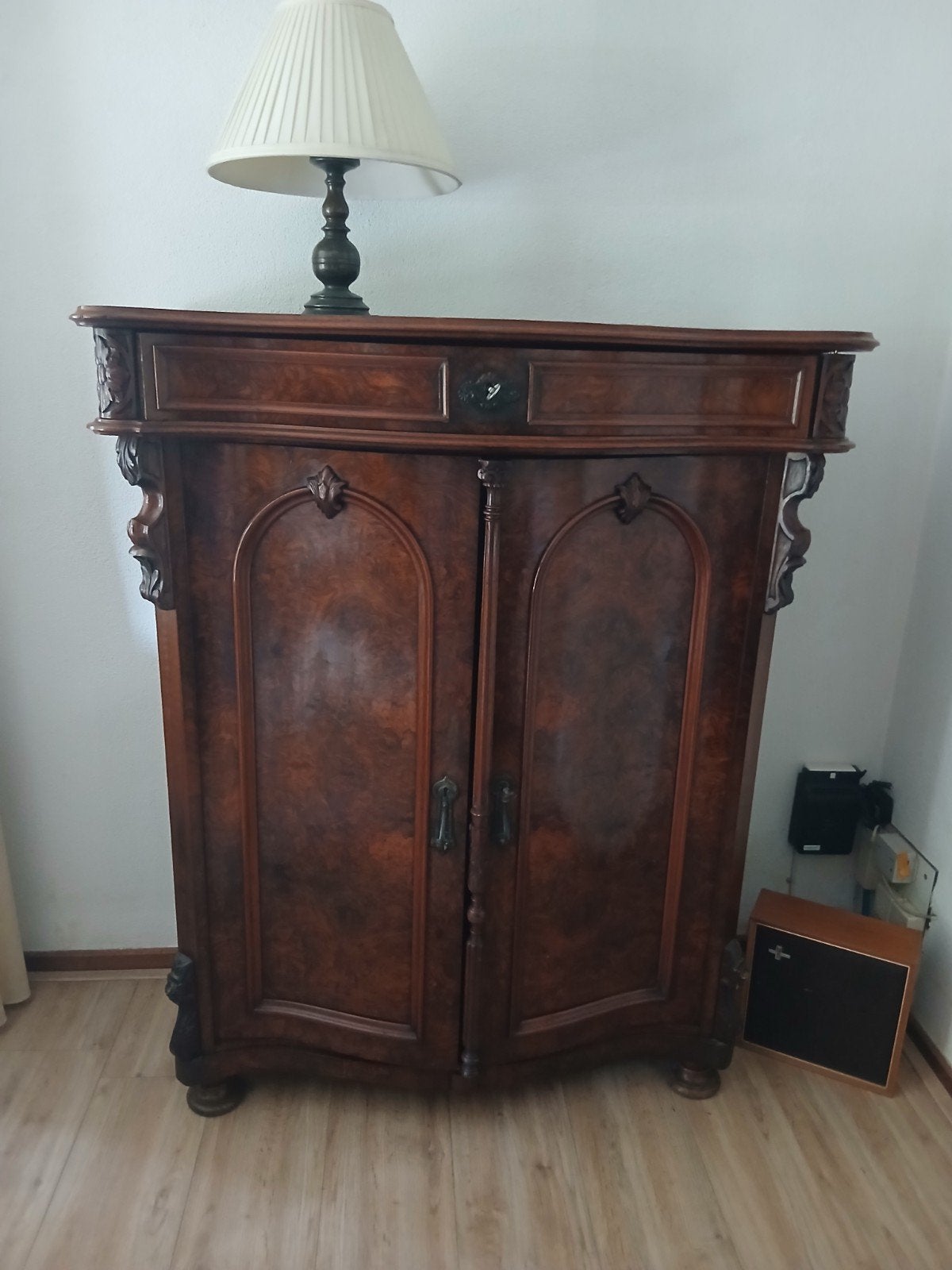 Antieke houten kast met decoratieve details, Ophalen