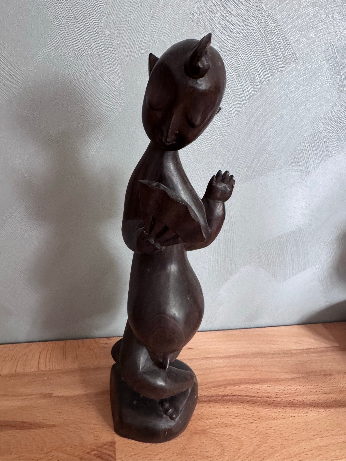 Aziatisch houtgesneden beeld - Uniek handwerk, Antiek en Kunst, Ophalen of Verzenden, Handgemaakt, 20 - 50 cm, Beeld