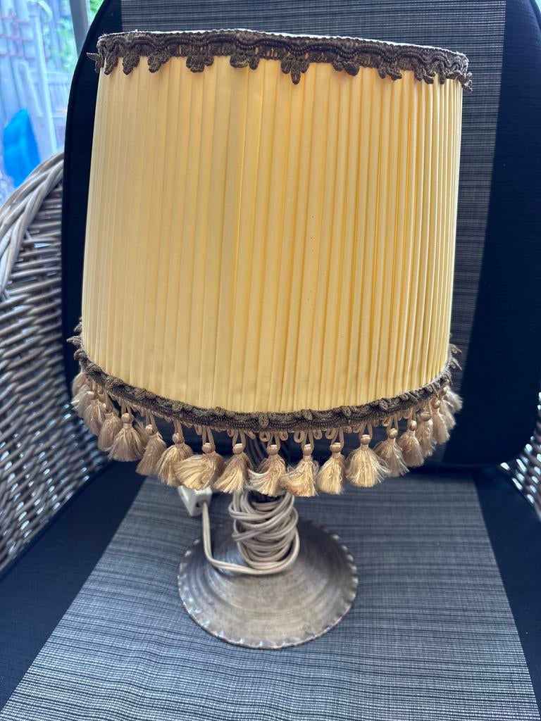 Vintage tafellamp met geplooide kap en kwastjes, Gebruikt, Beige, Ophalen of Verzenden, Minder dan 25 cm