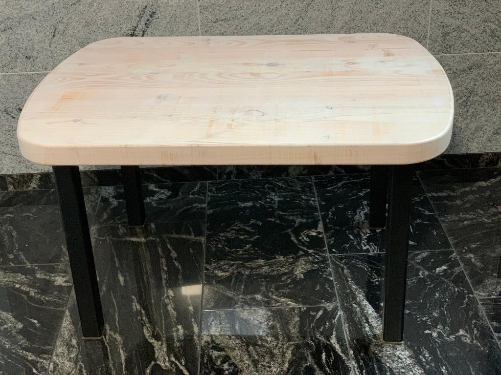 Nieuwe (bijzet)tafel van larix handgemaakt door timmerman, Huis en Inrichting, Tafels | Bijzettafels, Nieuw, 75 cm of meer, Rechthoekig