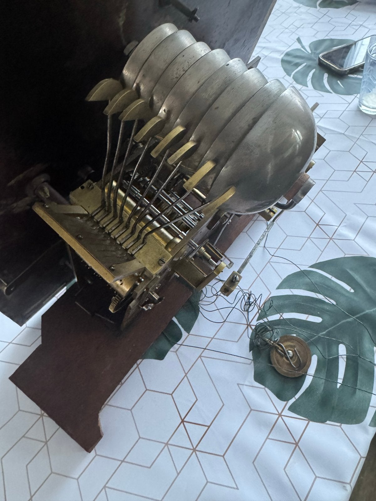 Foto 7 van KOOPJE ! staande klok met maanfase en slagwerk op 8 bellen