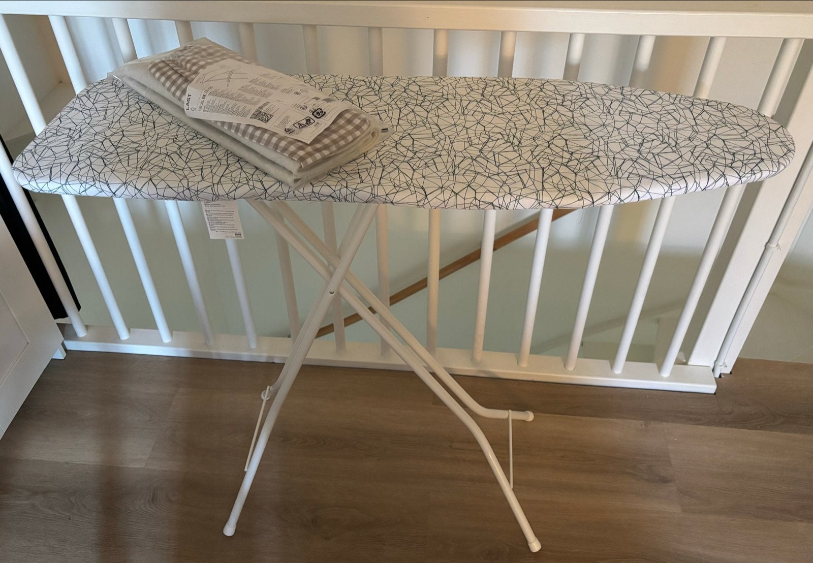 IKEA Strijkplank met extra hoes, Ophalen, Zo goed als nieuw, Strijkijzer met snoer