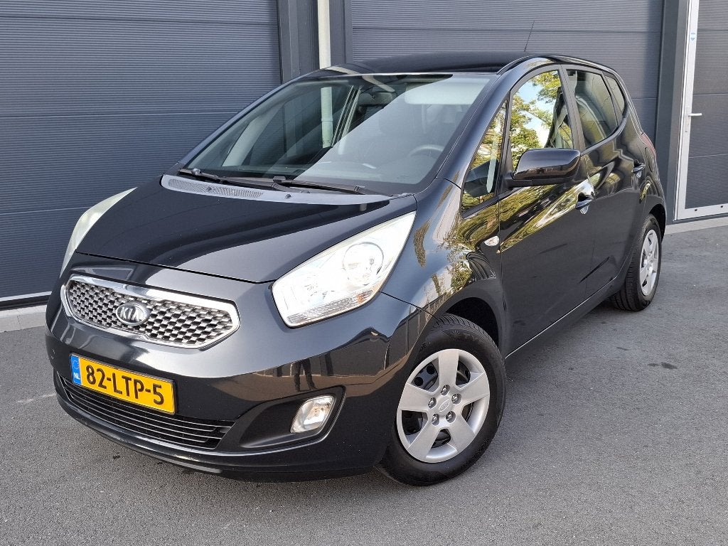 Kia Venga 1.4 CVVT X-tra 90pk 2010 Zwart, Auto's, Stof, Zwart, 4 cilinders, 1396 cc