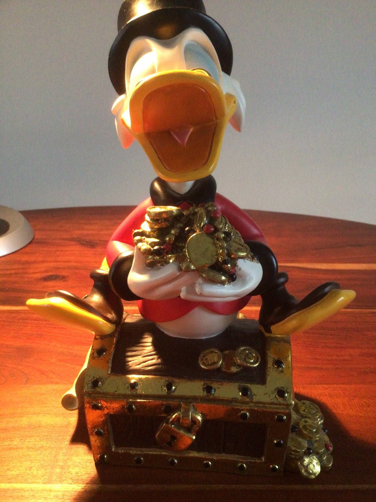 Dagobert Duck,op zijn geldkist!in het bezit van brilletje ., Ophalen of Verzenden, Donald Duck, Zo goed als nieuw, Beeldje of Figuurtje