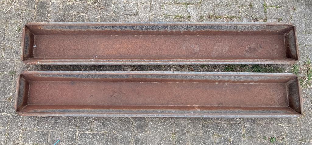 IJzeren voerbakken te koop – 2 maten beschikbaar, Ophalen, Zo goed als nieuw