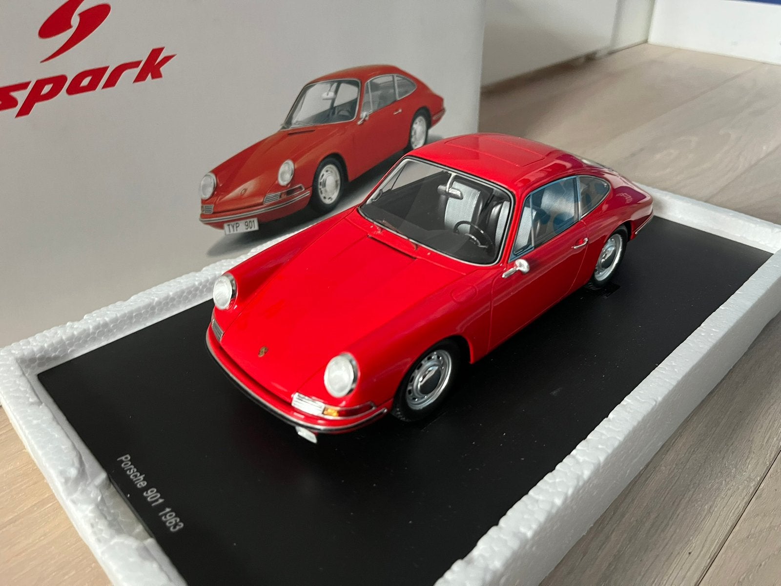Porsche 901 1963 rood Spark 1:18, Ophalen of Verzenden, Zo goed als nieuw, Auto, Overige merken