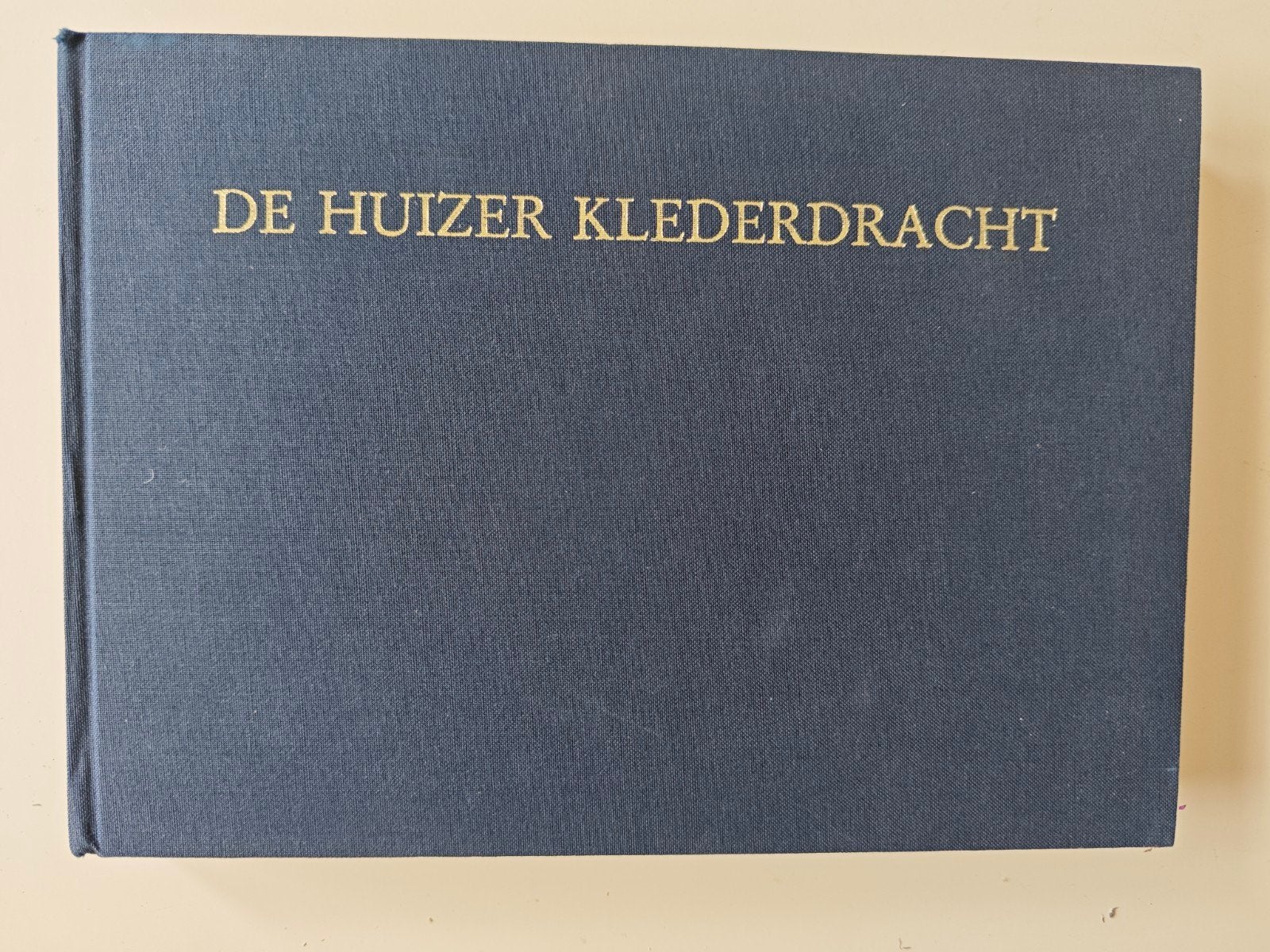 De Huizer Klederdracht - Boek over traditionele kleding, Boeken, Ophalen of Verzenden, Gelezen, Onbekend, Nederland
