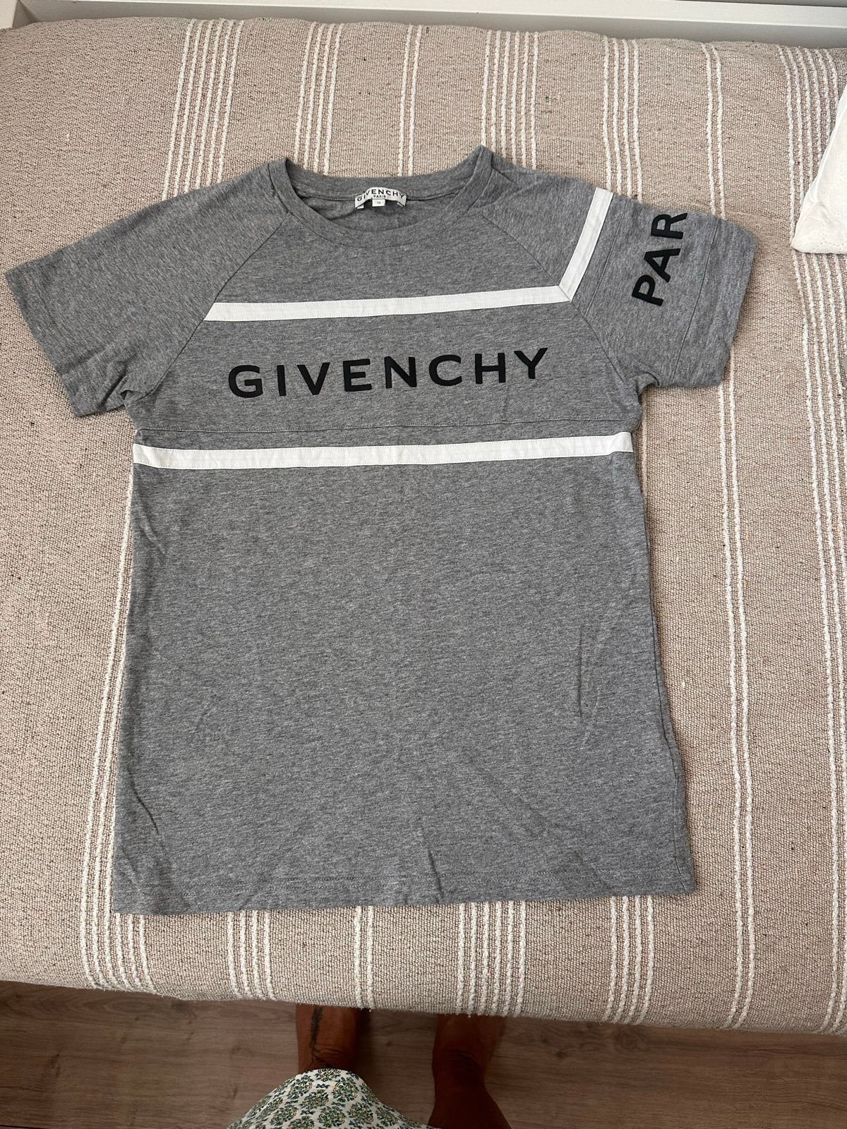 Givenchy T-shirt Grijs Maat 12 (kindermaat), Ophalen, Zo goed als nieuw, Korte mouw, Maat 34 (XS) of kleiner