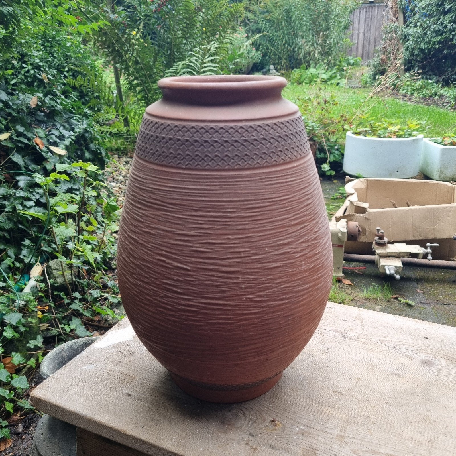 Grote terracotta pot met reliëf, Tuin en Terras, Ophalen