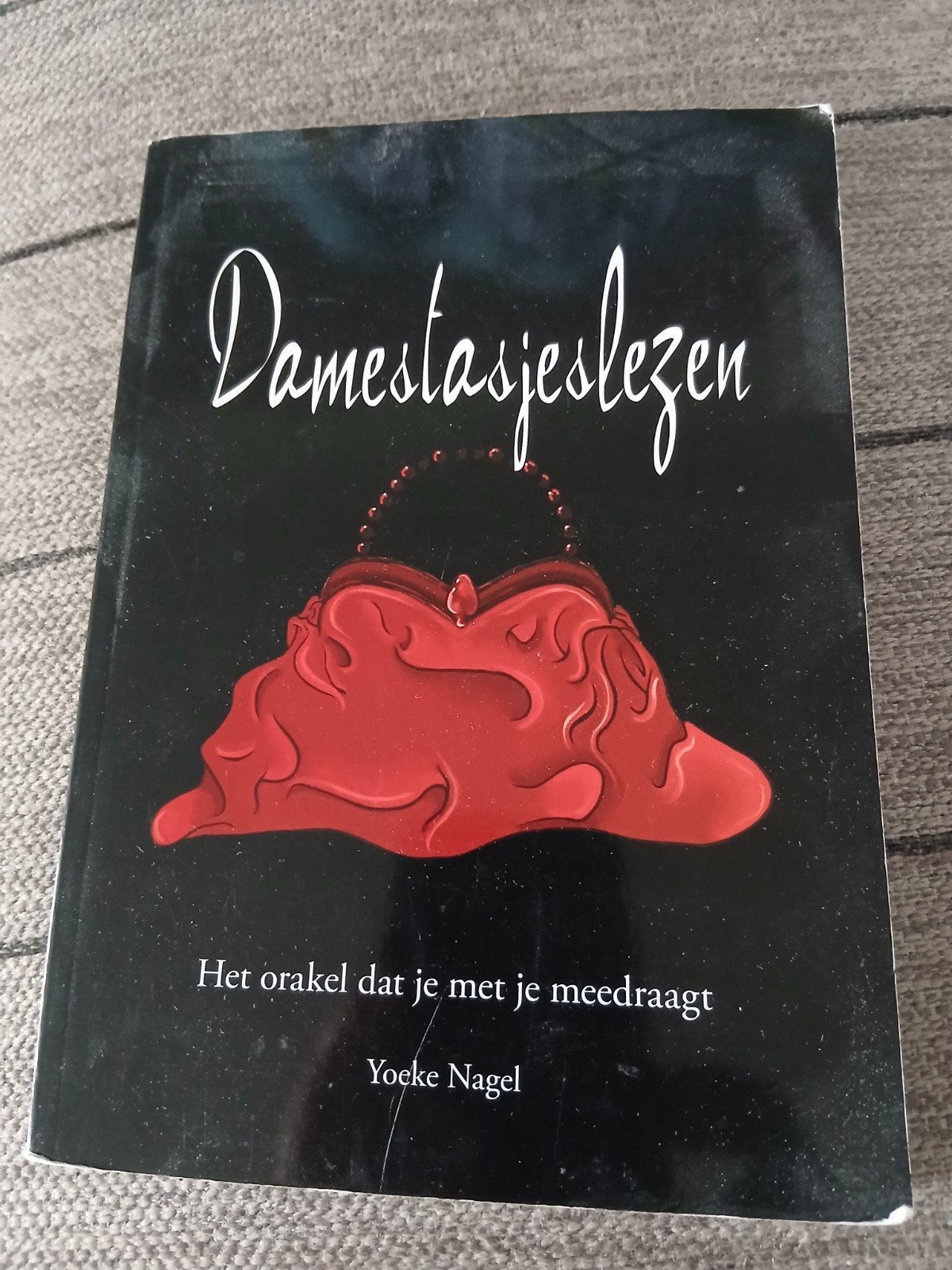 Damesstasjeslezen: Het orakel dat je met je meedraagt, Ophalen of Verzenden, Gelezen, Yoeke Nagel, Nederland
