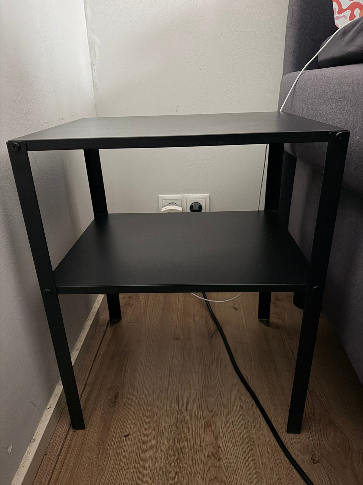 IKEA Knarrevik zwart nachtkastje, Ophalen, Minder dan 45 cm, Metaal of Aluminium, Zo goed als nieuw