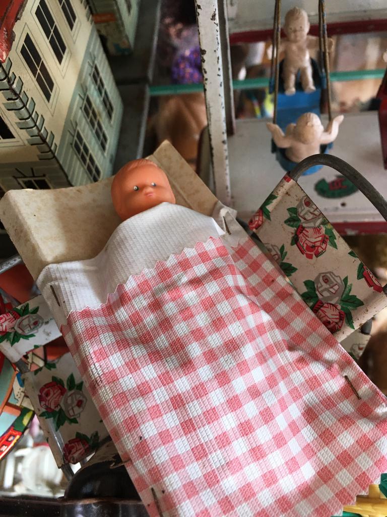 Oud poppenhuis popje in slaapzak voor poppenhuis., Antiek en Kunst, Ophalen of Verzenden