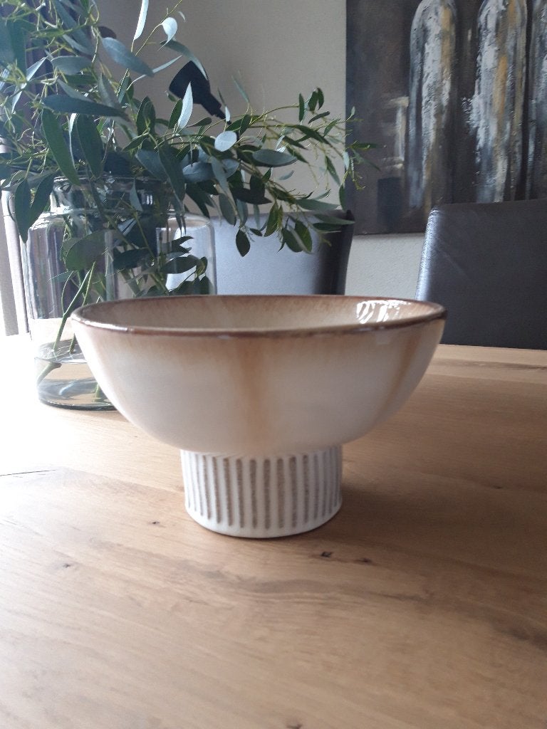 Te koop: Trendy keramieken schaal op voet  Doorsnede 22,5 cm, Huis en Inrichting, Ophalen, Porselein of Keramiek, Schaal, Rond