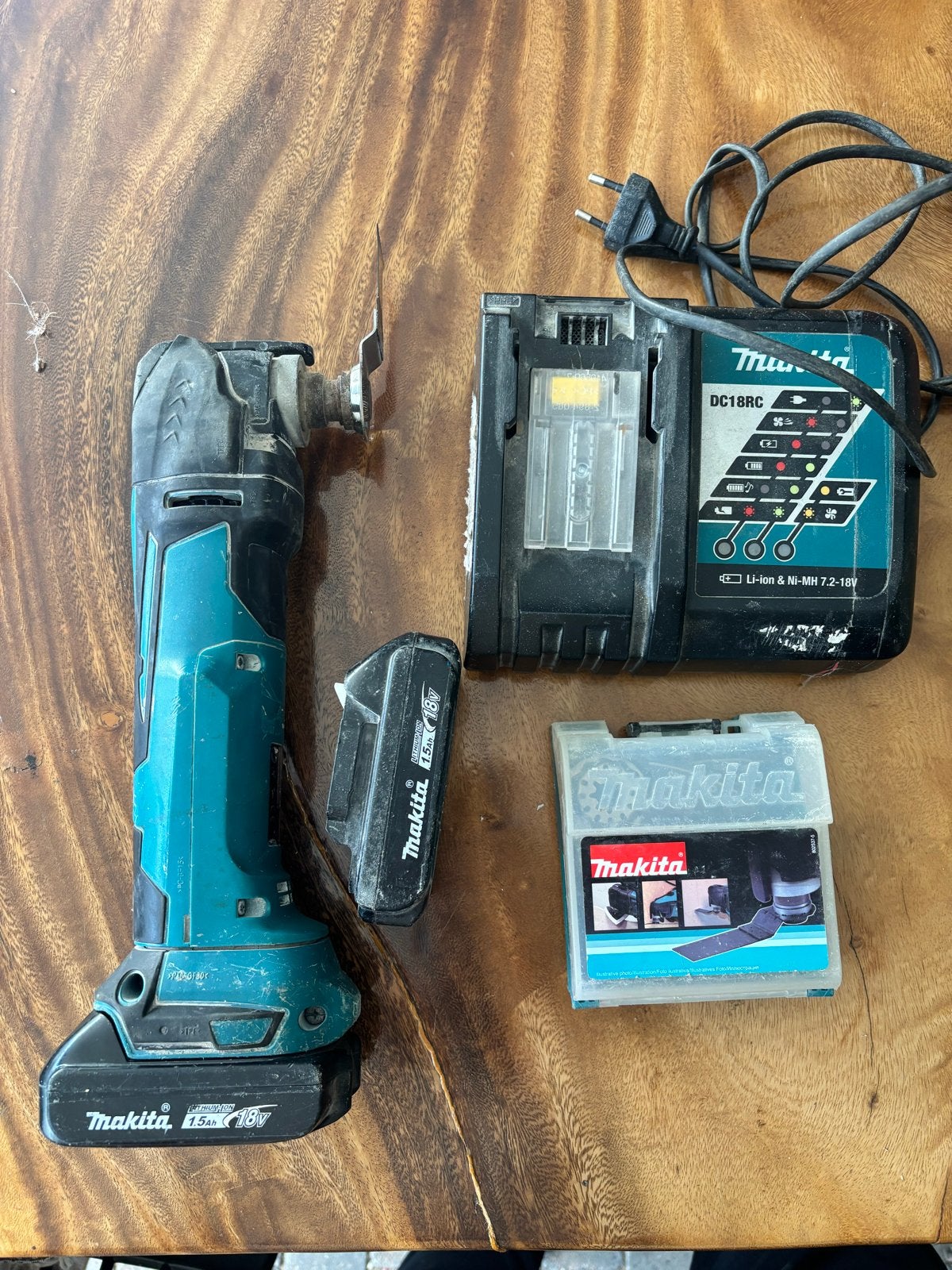 Makita DTM51 Multitool met lader, accu en zaagbladen, Ophalen, Gebruikt