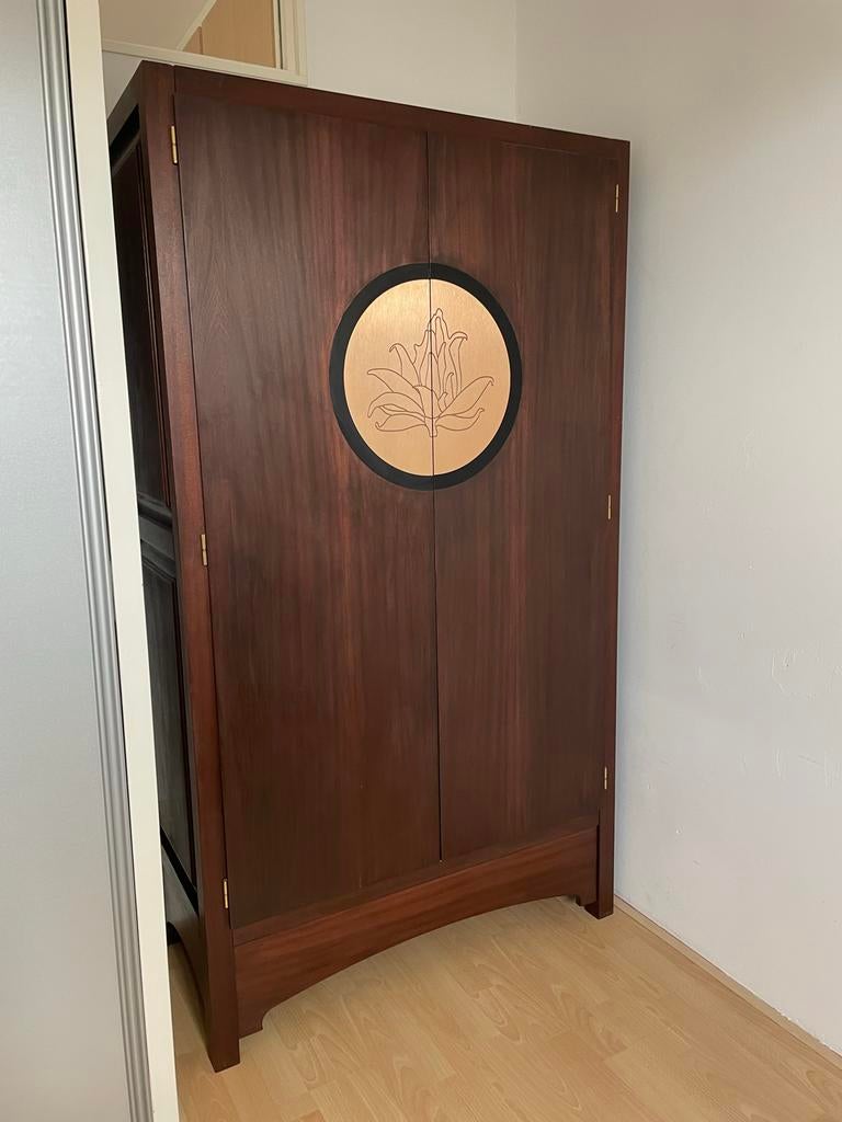 Donkerbruine kast met lotusdecoratie, Ophalen, Gebruikt