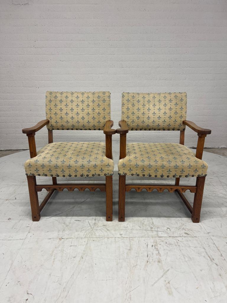 Stevige houten armstoel met Fleur-de-Lis bekleding, Ophalen