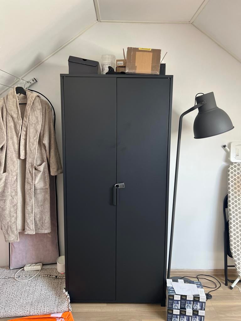 Zwarte metalen kast - MOET WEG!, Huis en Inrichting, Kasten | Kledingkasten, Ophalen, Gebruikt, 50 tot 100 cm, Metaal